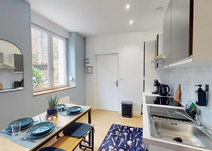 A L'abri Du Tumulte De La *